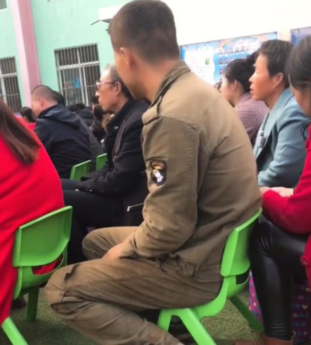 Hình ảnh người cha nghèo mang giày rách, quần áo dính đầy bụi bẩn đi họp phụ huynh cho con gây xúc động mạnh- Ảnh 1. Hình ảnh người cha nghèo mang giày rách, quần áo dính đầy bụi bẩn đi họp phụ huynh cho con gây xúc động mạnh- Ảnh 1.