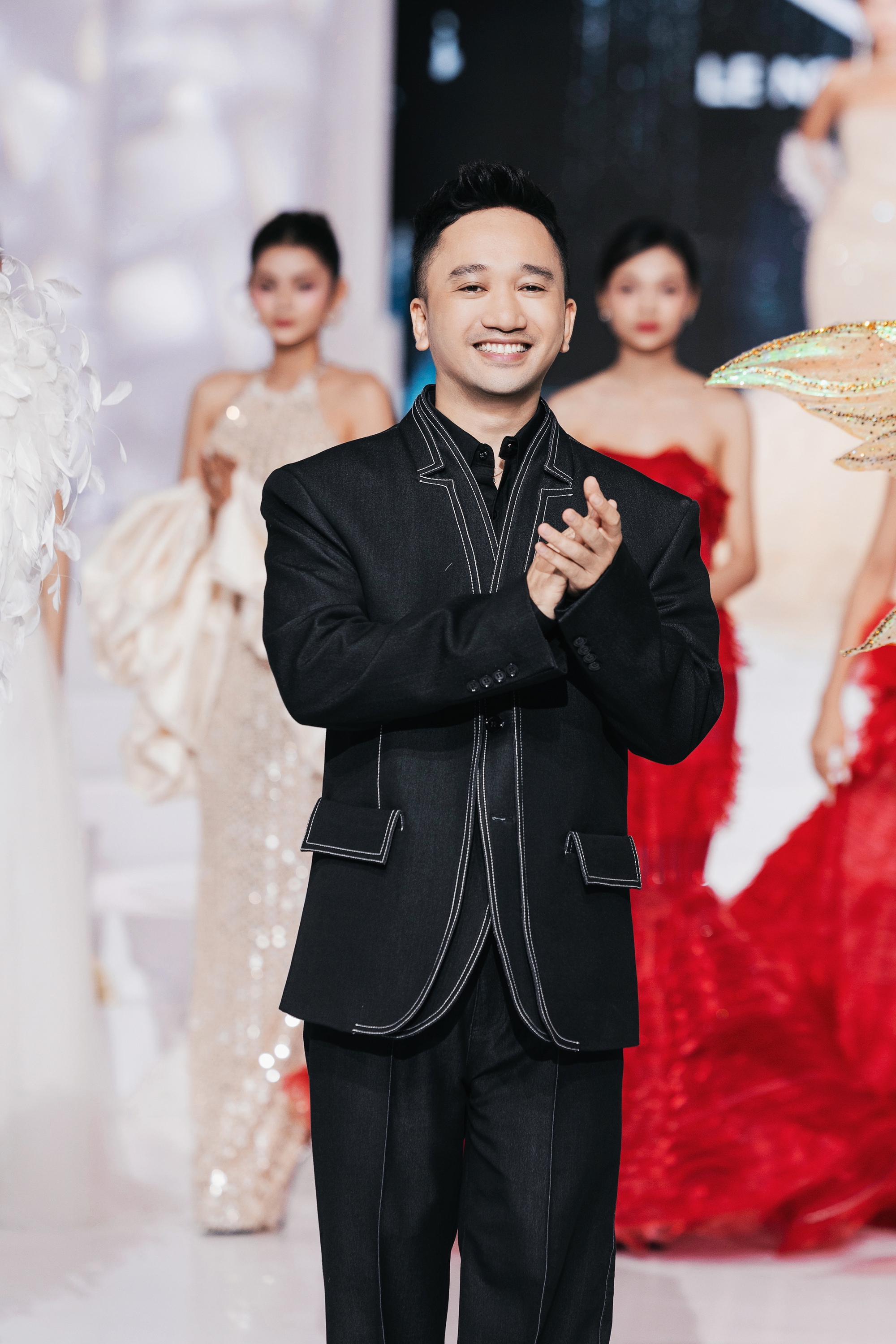 Dàn Hoa, Á hậu diện đầm dạ hội đính kết tốn hàng trăm mét vải: Thanh Thủy, Lê Hoàng Phương tỏa sáng ở vị trí vedette, first face- Ảnh 9. Dàn Hoa, Á hậu diện đầm dạ hội đính kết tốn hàng trăm mét vải: Thanh Thủy, Lê Hoàng Phương tỏa sáng ở vị trí vedette, first face- Ảnh 9.