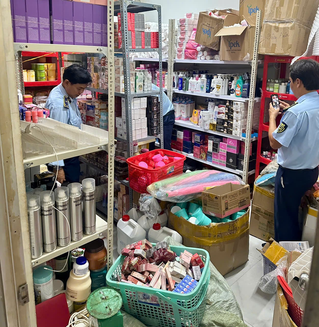 Cận cảnh thu giữ hơn 2.000 lọ mỹ phẩm không rõ nguồn gốc xuất xứ của chủ shop sinh năm 1994 ở Cà Mau: Nhiều thương hiệu quen thuộc!- Ảnh 2. Cận cảnh thu giữ hơn 2.000 lọ mỹ phẩm không rõ nguồn gốc xuất xứ của chủ shop sinh năm 1994 ở Cà Mau: Nhiều thương hiệu quen thuộc!- Ảnh 2.