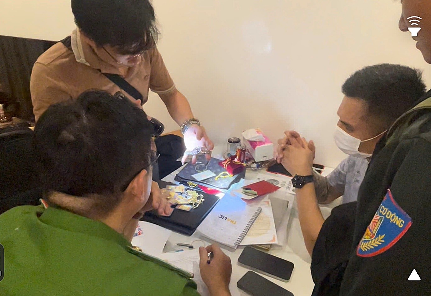 Chân dung các 'siêu trùm' và thủ đoạn cực tinh vi khiến hàng chục nghìn người 'cống nạp' 10 ngàn tỷ đồng- Ảnh 7. Chân dung các 'siêu trùm' và thủ đoạn cực tinh vi khiến hàng chục nghìn người 'cống nạp' 10 ngàn tỷ đồng- Ảnh 7.