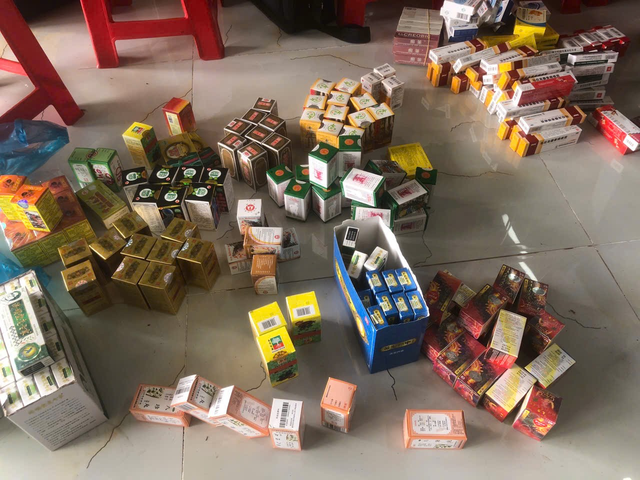 Cận cảnh thu giữ hơn 2.000 lọ mỹ phẩm không rõ nguồn gốc xuất xứ của chủ shop sinh năm 1994 ở Cà Mau: Nhiều thương hiệu quen thuộc!- Ảnh 5. Cận cảnh thu giữ hơn 2.000 lọ mỹ phẩm không rõ nguồn gốc xuất xứ của chủ shop sinh năm 1994 ở Cà Mau: Nhiều thương hiệu quen thuộc!- Ảnh 5.