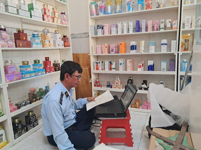Cận cảnh thu giữ hơn 2.000 lọ mỹ phẩm không rõ nguồn gốc xuất xứ của chủ shop sinh năm 1994 ở Cà Mau: Nhiều thương hiệu quen thuộc!- Ảnh 3. Cận cảnh thu giữ hơn 2.000 lọ mỹ phẩm không rõ nguồn gốc xuất xứ của chủ shop sinh năm 1994 ở Cà Mau: Nhiều thương hiệu quen thuộc!- Ảnh 3.