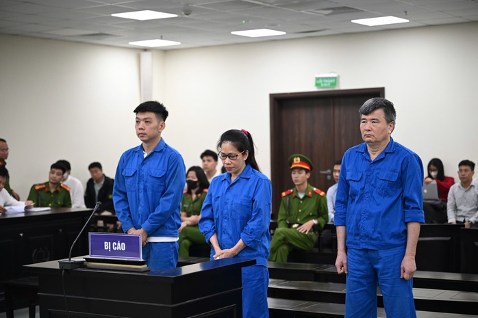 Cựu vụ phó Nguyễn Lộc An khai việc nữ đại gia xòe sổ đỏ "thích quyển nào thì chọn"- Ảnh 2. Cựu vụ phó Nguyễn Lộc An khai việc nữ đại gia xòe sổ đỏ "thích quyển nào thì chọn"- Ảnh 2.
