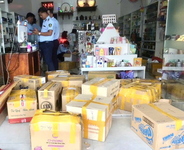 Cận cảnh thu giữ hơn 2.000 lọ mỹ phẩm không rõ nguồn gốc xuất xứ của chủ shop sinh năm 1994 ở Cà Mau: Nhiều thương hiệu quen thuộc!- Ảnh 4. Cận cảnh thu giữ hơn 2.000 lọ mỹ phẩm không rõ nguồn gốc xuất xứ của chủ shop sinh năm 1994 ở Cà Mau: Nhiều thương hiệu quen thuộc!- Ảnh 4.