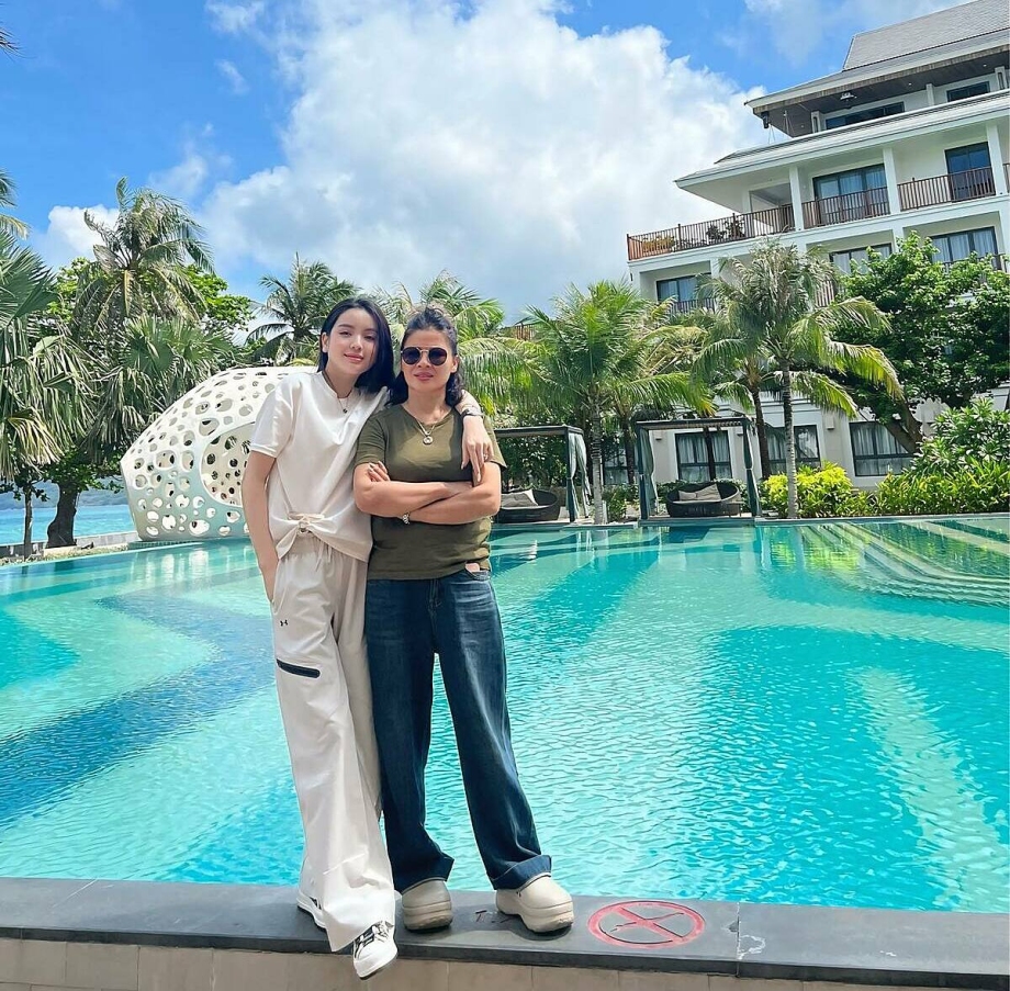 Chu Thanh Huyền nhiều lùm xùm nhất làng WAGs vẫn được bố mẹ Quang Hải quý ra mặt, một hành động biết khéo cỡ nào- Ảnh 4. Chu Thanh Huyền nhiều lùm xùm nhất làng WAGs vẫn được bố mẹ Quang Hải quý ra mặt, một hành động biết khéo cỡ nào- Ảnh 4.