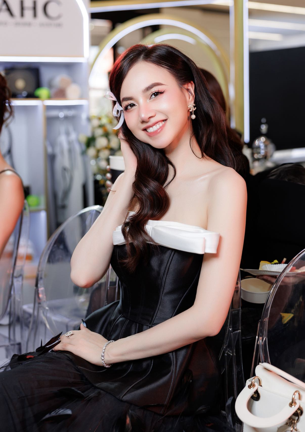 Nữ nghệ sĩ sống bên chồng nổi tiếng trong biệt thự như khách sạn 5 sao ở Thủ Đức, 41 tuổi đẹp như 20- Ảnh 11. Nữ nghệ sĩ sống bên chồng nổi tiếng trong biệt thự như khách sạn 5 sao ở Thủ Đức, 41 tuổi đẹp như 20- Ảnh 11.