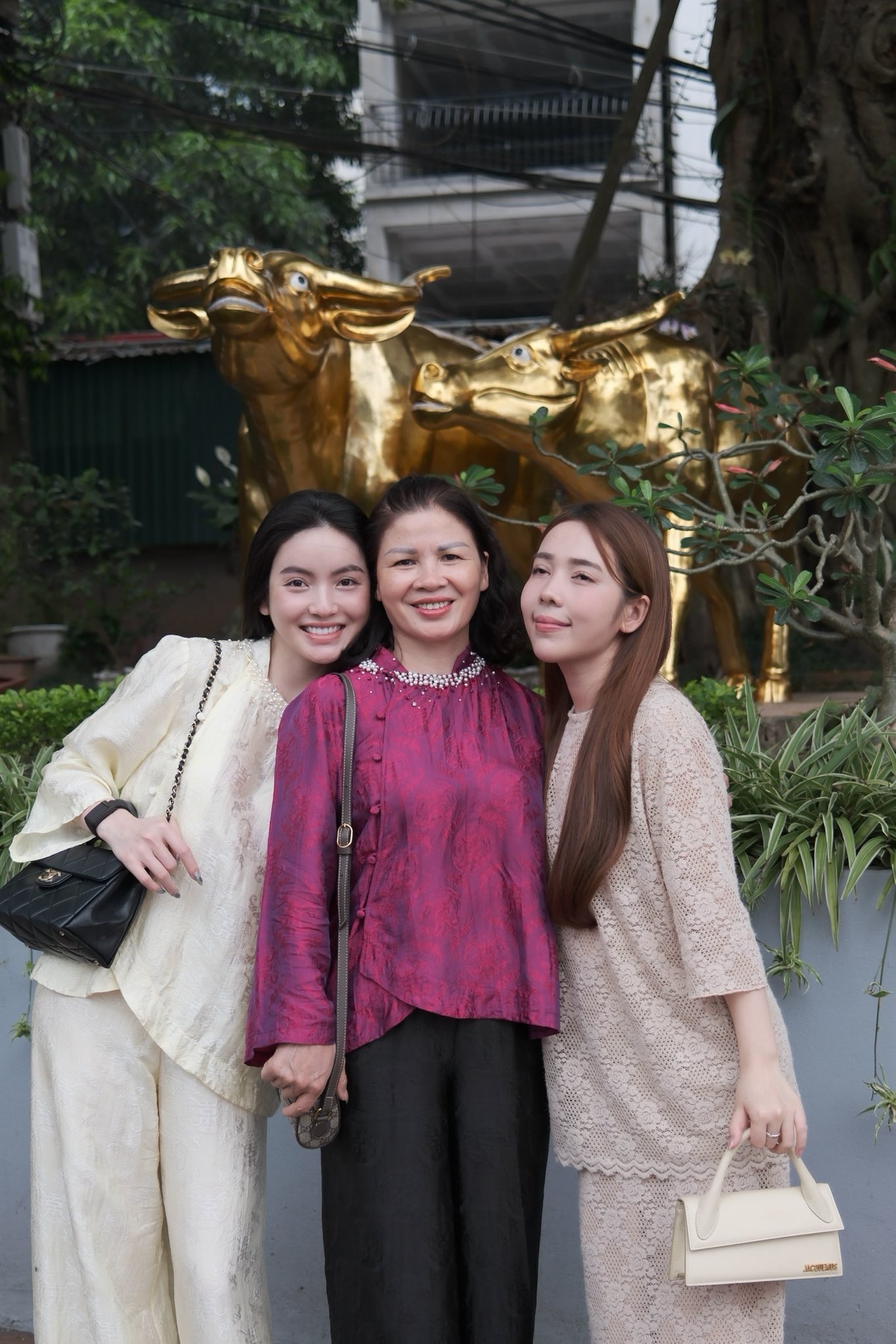 Chu Thanh Huyền nhiều lùm xùm nhất làng WAGs vẫn được bố mẹ Quang Hải quý ra mặt, một hành động biết khéo cỡ nào- Ảnh 2. Chu Thanh Huyền nhiều lùm xùm nhất làng WAGs vẫn được bố mẹ Quang Hải quý ra mặt, một hành động biết khéo cỡ nào- Ảnh 2.