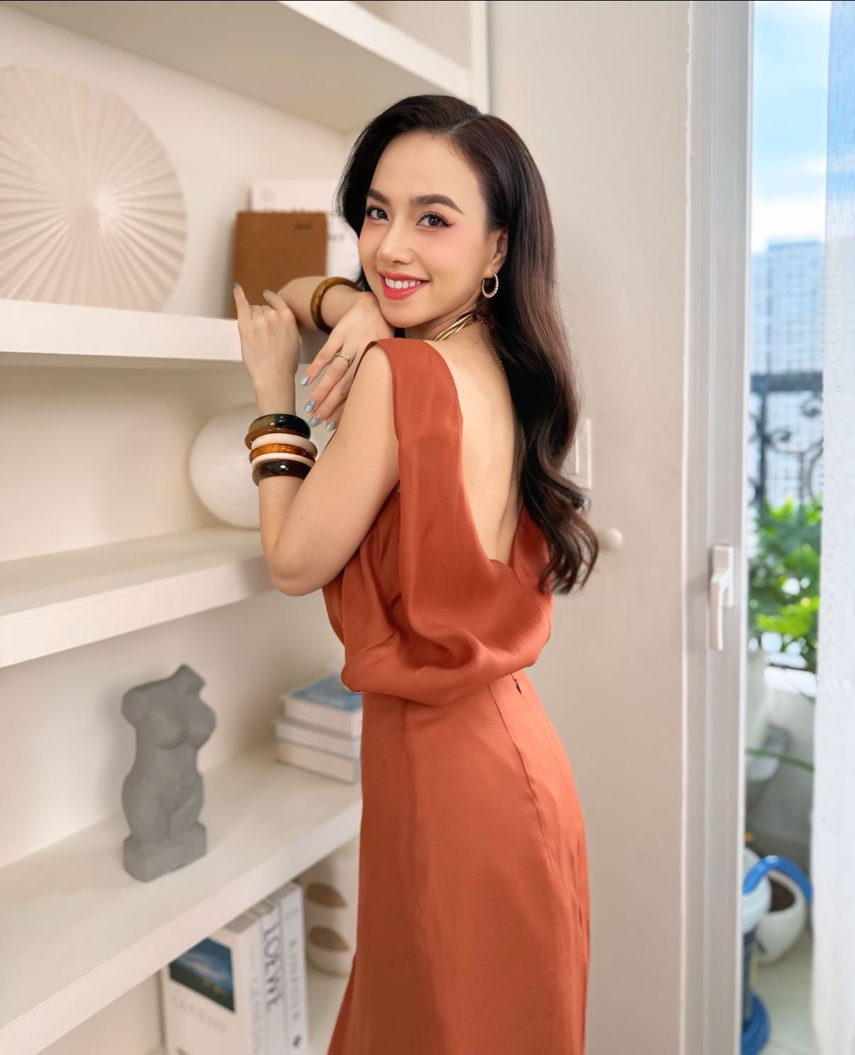 Nữ nghệ sĩ sống bên chồng nổi tiếng trong biệt thự như khách sạn 5 sao ở Thủ Đức, 41 tuổi đẹp như 20- Ảnh 1. Nữ nghệ sĩ sống bên chồng nổi tiếng trong biệt thự như khách sạn 5 sao ở Thủ Đức, 41 tuổi đẹp như 20- Ảnh 1.