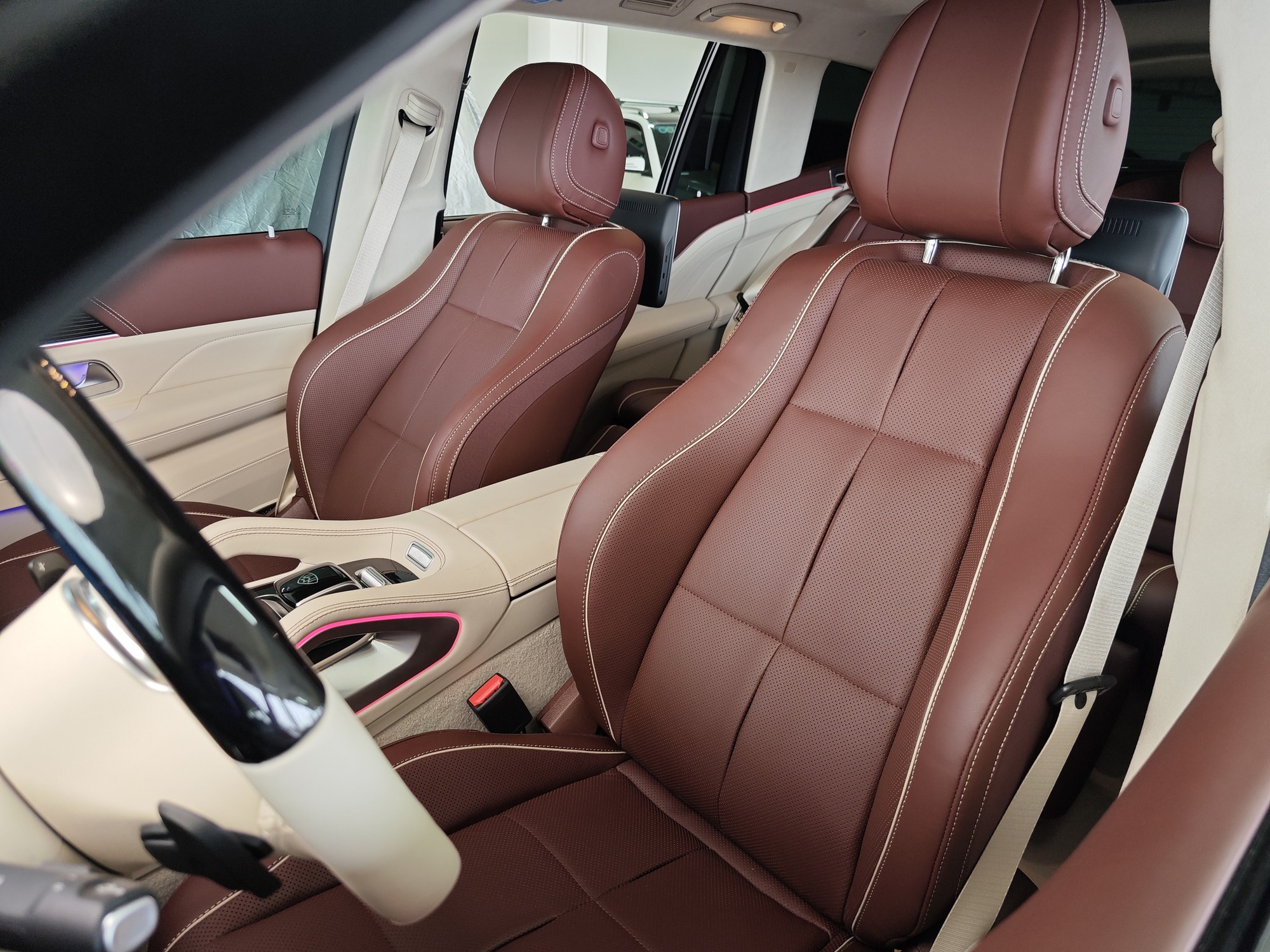 Cận cảnh Mercedes-Maybach GLS 480 hiếm ở đại lý: Riêng tiền chọn màu sơn thừa mua Mazda CX-5 bản cao nhất- Ảnh 9. Cận cảnh Mercedes-Maybach GLS 480 hiếm ở đại lý: Riêng tiền chọn màu sơn thừa mua Mazda CX-5 bản cao nhất- Ảnh 9.