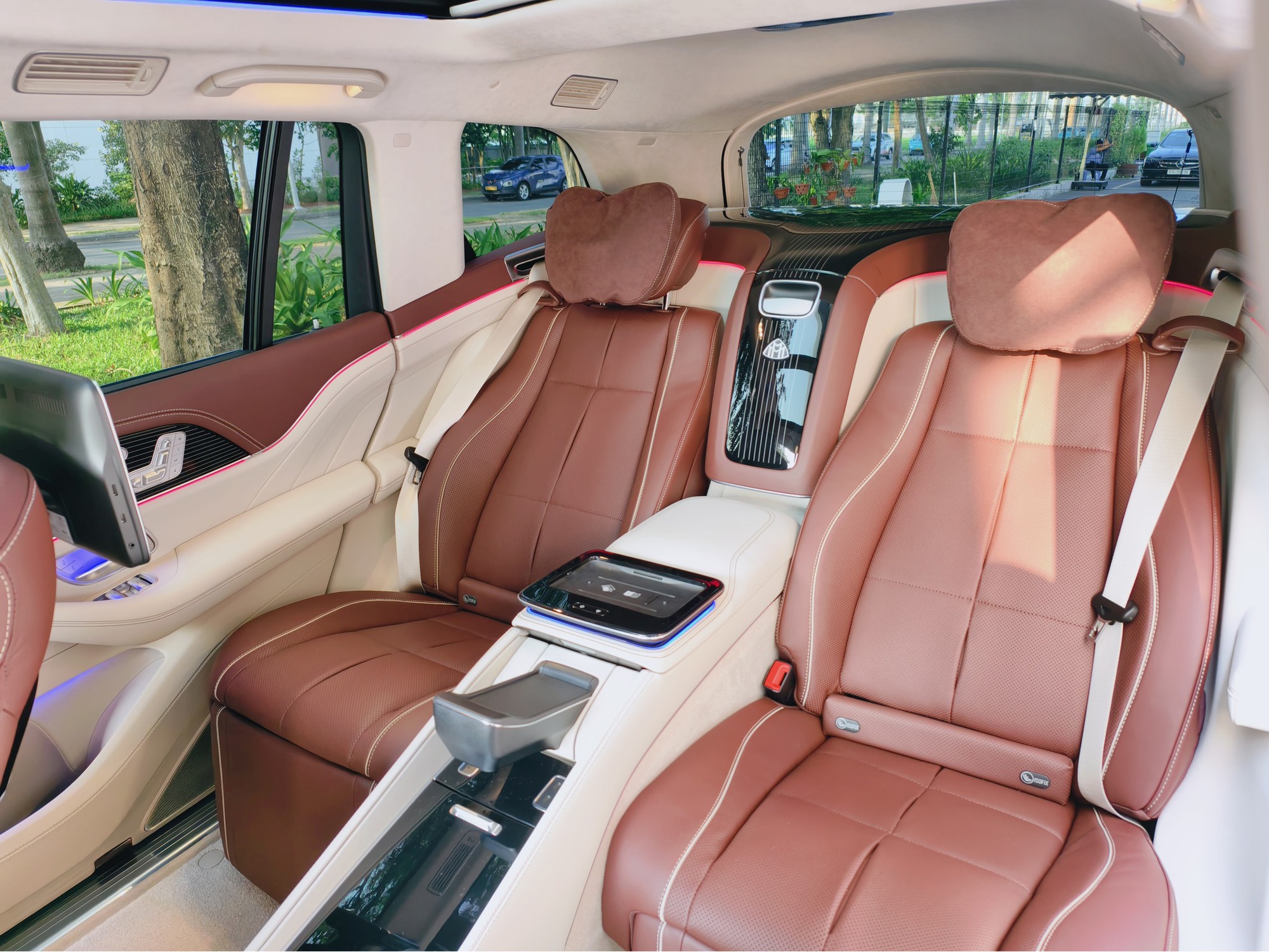 Cận cảnh Mercedes-Maybach GLS 480 hiếm ở đại lý: Riêng tiền chọn màu sơn thừa mua Mazda CX-5 bản cao nhất- Ảnh 3. Cận cảnh Mercedes-Maybach GLS 480 hiếm ở đại lý: Riêng tiền chọn màu sơn thừa mua Mazda CX-5 bản cao nhất- Ảnh 3.