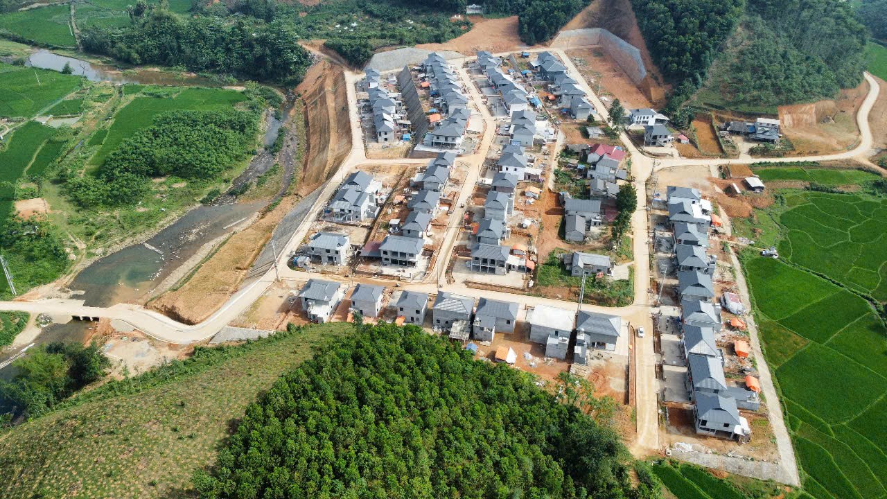Khu tái định cư như khu du lịch sinh thái trên đồi cao- Ảnh 1. Khu tái định cư như khu du lịch sinh thái trên đồi cao- Ảnh 1.