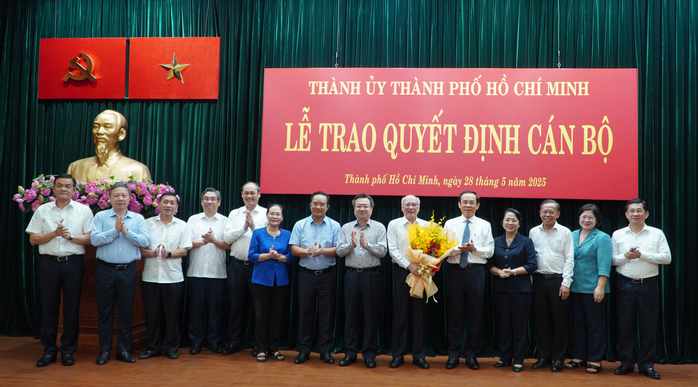 Ông Phan Nguyễn Như Khuê nhận quyết định nghỉ hưu- Ảnh 2. Ông Phan Nguyễn Như Khuê nhận quyết định nghỉ hưu- Ảnh 2.