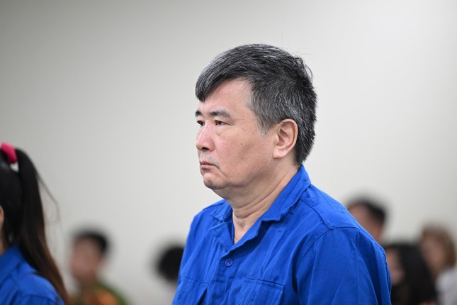 Cựu vụ phó thuộc Bộ Công Thương khai được chủ doanh nghiệp đưa xấp 'sổ đỏ' rất dày để chọn- Ảnh 1. Cựu vụ phó thuộc Bộ Công Thương khai được chủ doanh nghiệp đưa xấp 'sổ đỏ' rất dày để chọn- Ảnh 1.