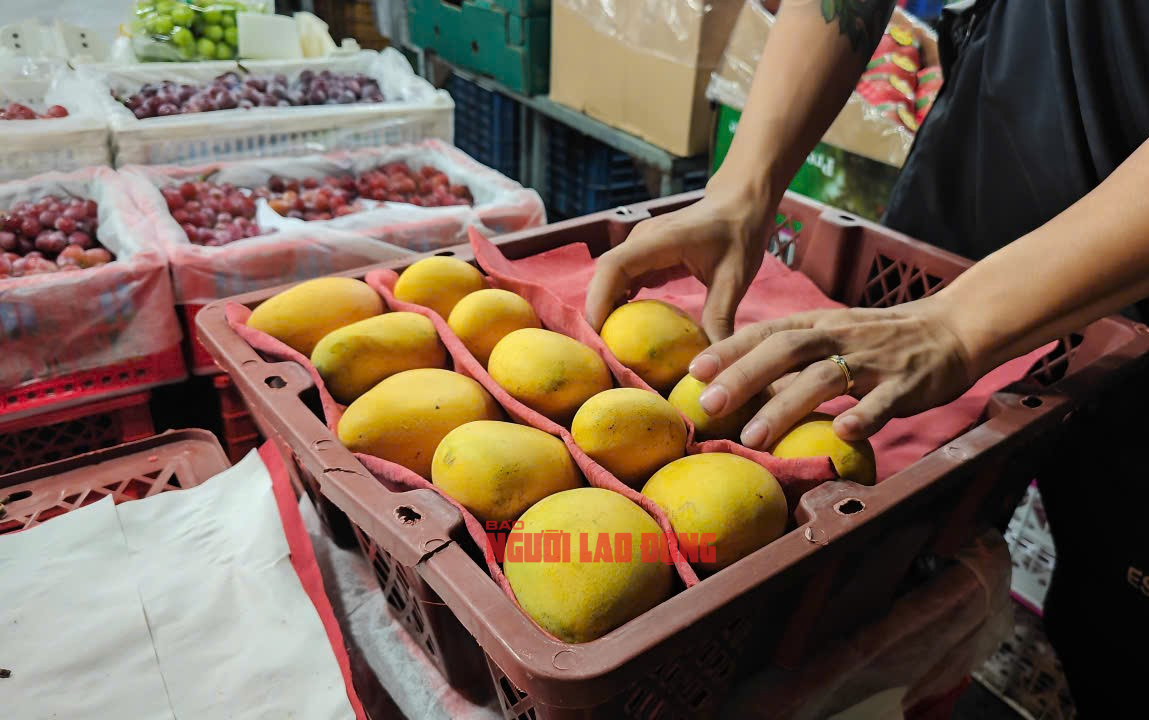 Xoài Trung Quốc tràn ngập chợ- Ảnh 1. Xoài Trung Quốc tràn ngập chợ- Ảnh 1.