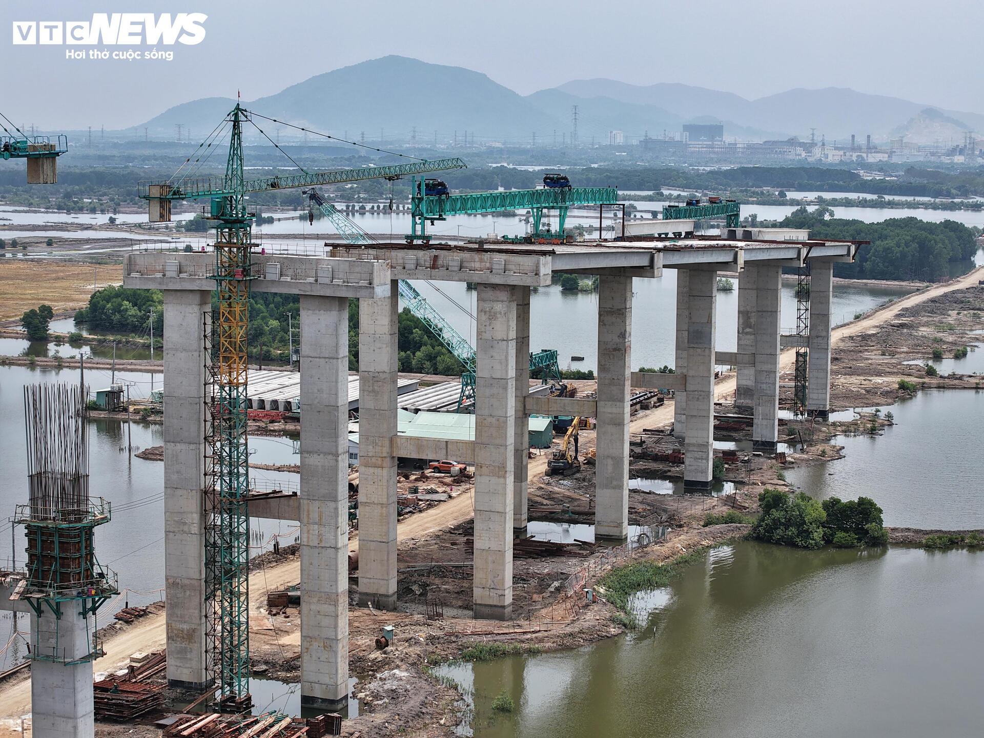 Diện mạo cầu có nhịp chính dài nhất Đông Nam Á sau gần 2 năm thi công- Ảnh 5. Diện mạo cầu có nhịp chính dài nhất Đông Nam Á sau gần 2 năm thi công- Ảnh 5.