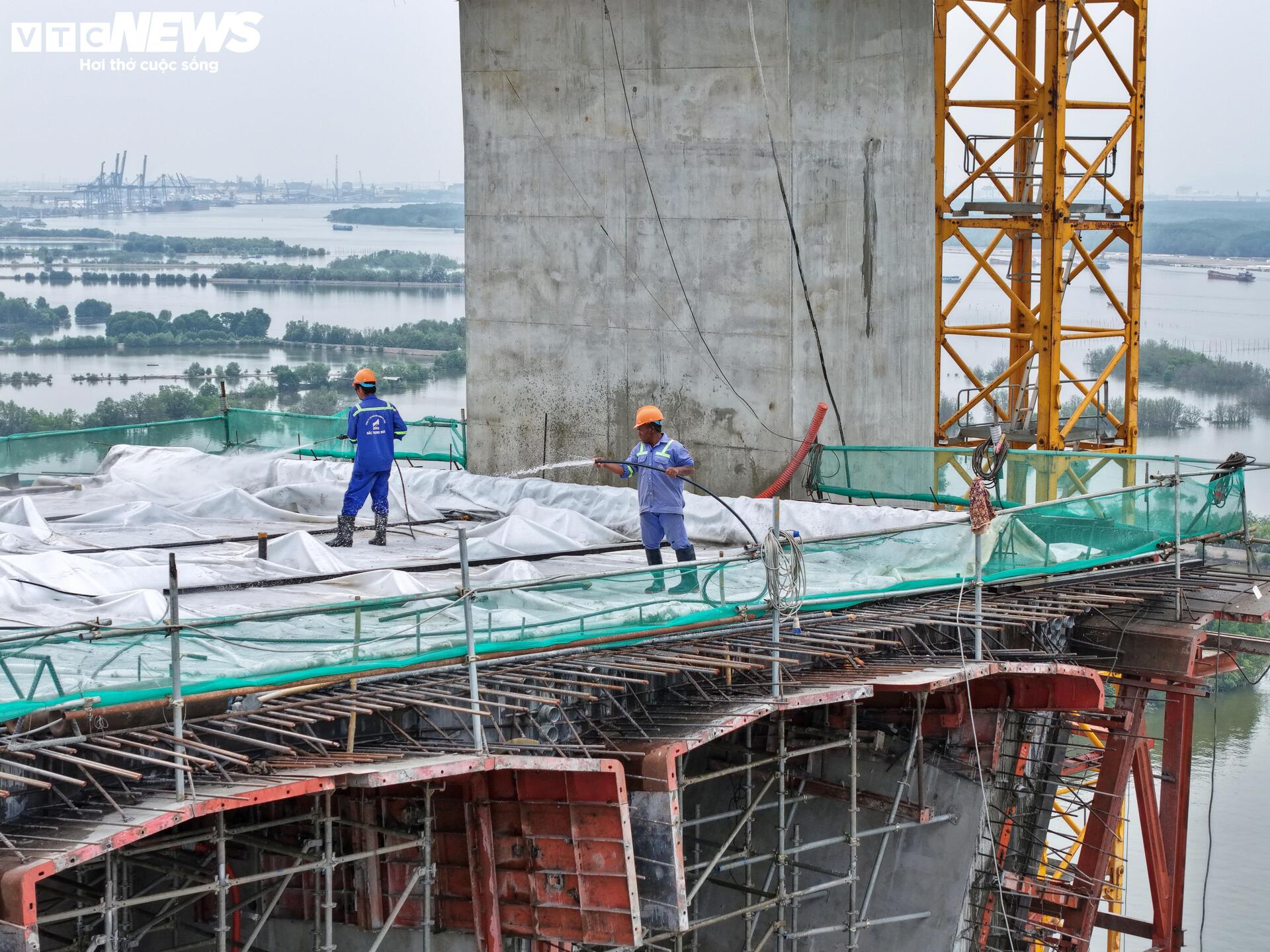 Diện mạo cầu có nhịp chính dài nhất Đông Nam Á sau gần 2 năm thi công- Ảnh 7. Diện mạo cầu có nhịp chính dài nhất Đông Nam Á sau gần 2 năm thi công- Ảnh 7.