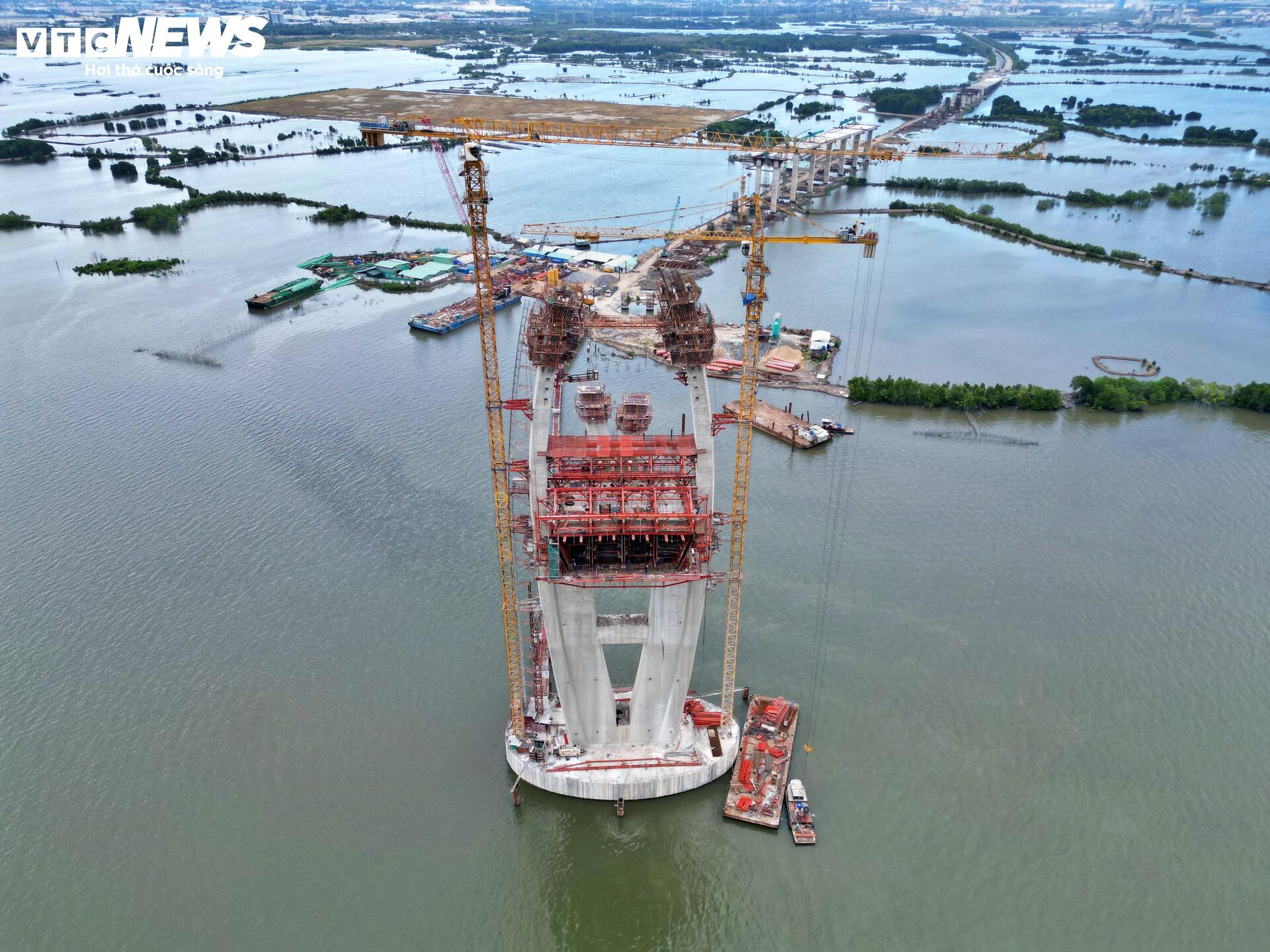 Diện mạo cầu có nhịp chính dài nhất Đông Nam Á sau gần 2 năm thi công- Ảnh 3. Diện mạo cầu có nhịp chính dài nhất Đông Nam Á sau gần 2 năm thi công- Ảnh 3.