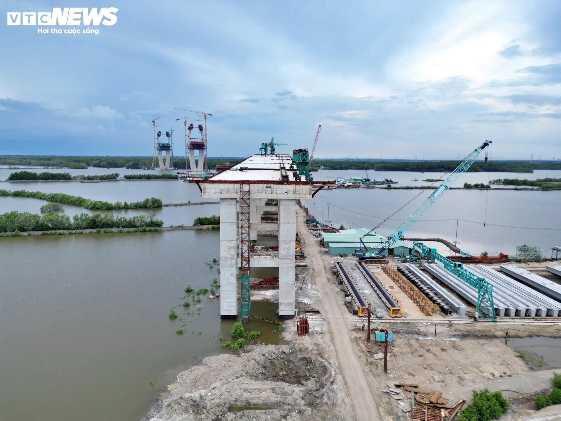 Diện mạo cầu có nhịp chính dài nhất Đông Nam Á sau gần 2 năm thi công- Ảnh 4. Diện mạo cầu có nhịp chính dài nhất Đông Nam Á sau gần 2 năm thi công- Ảnh 4.