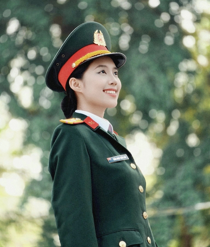 Nhan sắc trong trẻo của nữ thiếu uý 22 tuổi gây sốt tại Hoa hậu Việt Nam- Ảnh 4. Nhan sắc trong trẻo của nữ thiếu uý 22 tuổi gây sốt tại Hoa hậu Việt Nam- Ảnh 4.
