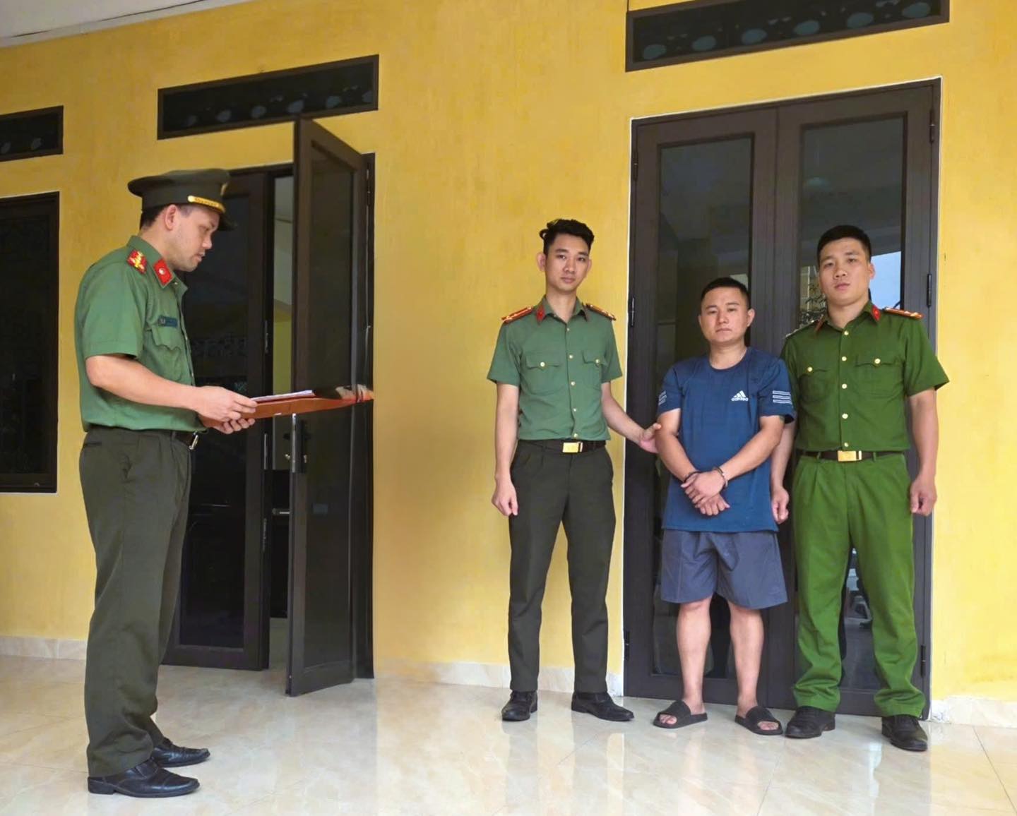 Bùi Quang Chiến ra đầu thú- Ảnh 1. Bùi Quang Chiến ra đầu thú- Ảnh 1.