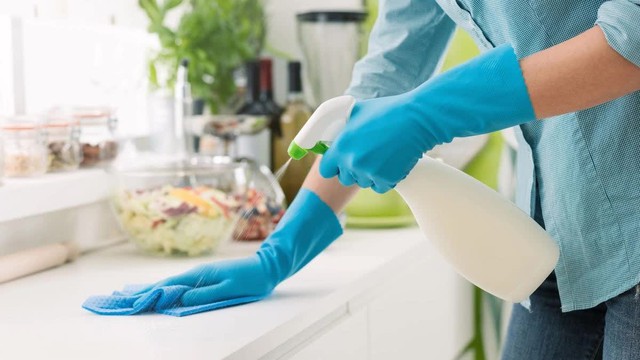 Covid-19 có lây được qua khẩu trang, quần áo không? Câu trả lời của chuyên gia gây bất ngờ- Ảnh 6. Covid-19 có lây được qua khẩu trang, quần áo không? Câu trả lời của chuyên gia gây bất ngờ- Ảnh 6.