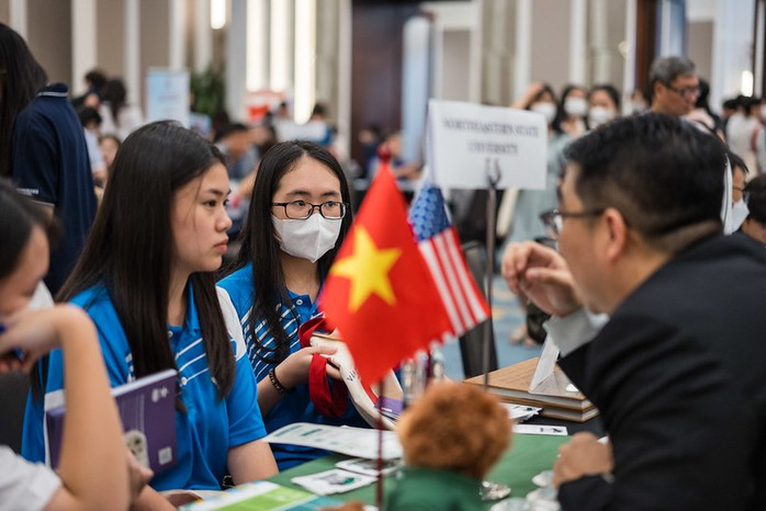 Mỹ dừng cấp mới visa du học, nhiều học sinh Việt 'như chim vỡ tổ'- Ảnh 1. Mỹ dừng cấp mới visa du học, nhiều học sinh Việt 'như chim vỡ tổ'- Ảnh 1.