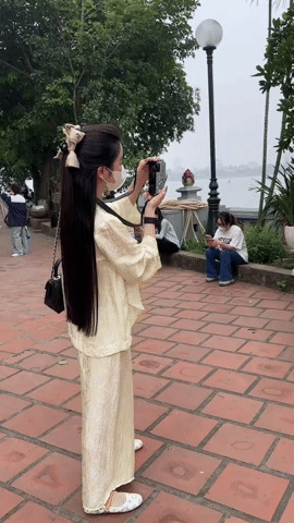 Chu Thanh Huyền nhiều lùm xùm nhất làng WAGs vẫn được bố mẹ Quang Hải quý ra mặt, một hành động biết khéo cỡ nào- Ảnh 1. Chu Thanh Huyền nhiều lùm xùm nhất làng WAGs vẫn được bố mẹ Quang Hải quý ra mặt, một hành động biết khéo cỡ nào- Ảnh 1.