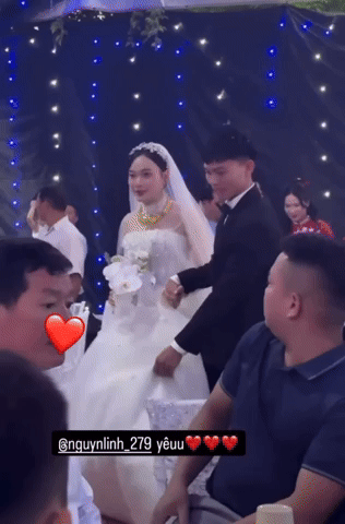 Vợ Hồ Văn Cường vàng đeo trĩu cổ đi lại khó khăn, đàng trai liền có hành động này nhận mưa lời khen- Ảnh 1. Vợ Hồ Văn Cường vàng đeo trĩu cổ đi lại khó khăn, đàng trai liền có hành động này nhận mưa lời khen- Ảnh 1.