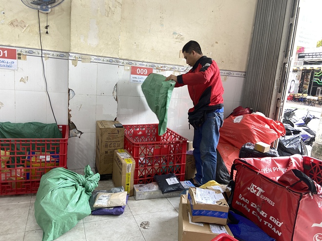 Gặp gỡ nam shipper leo ban công giải cứu bé trai 18 tháng tuổi ở TP.HCM: "Nghe bé khóc mà mình xót, vì mình cũng có con nhỏ"- Ảnh 5. Gặp gỡ nam shipper leo ban công giải cứu bé trai 18 tháng tuổi ở TP.HCM: "Nghe bé khóc mà mình xót, vì mình cũng có con nhỏ"- Ảnh 5.