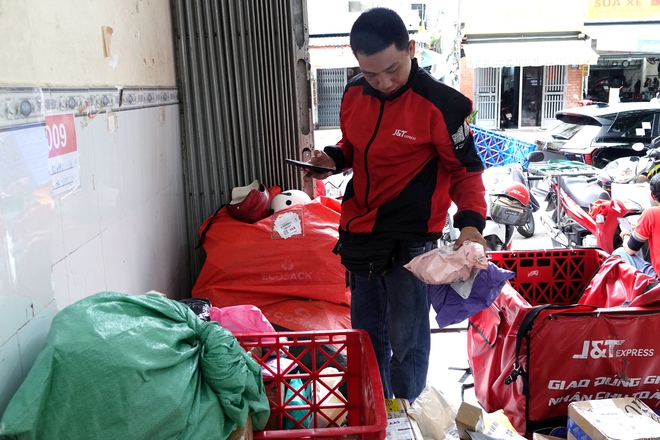 Gặp gỡ nam shipper leo ban công giải cứu bé trai 18 tháng tuổi ở TP.HCM: "Nghe bé khóc mà mình xót, vì mình cũng có con nhỏ"- Ảnh 4. Gặp gỡ nam shipper leo ban công giải cứu bé trai 18 tháng tuổi ở TP.HCM: "Nghe bé khóc mà mình xót, vì mình cũng có con nhỏ"- Ảnh 4.