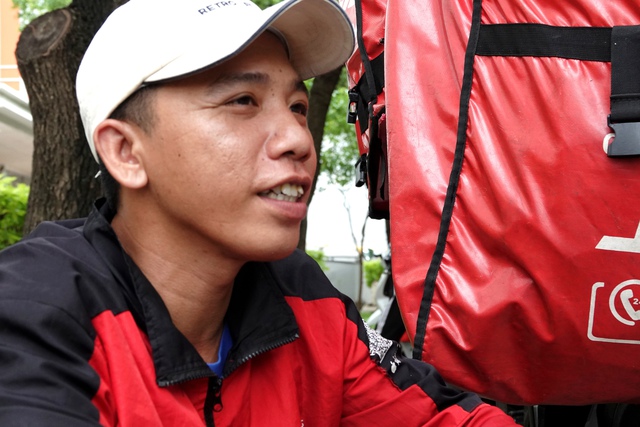 Gặp gỡ nam shipper leo ban công giải cứu bé trai 18 tháng tuổi ở TP.HCM: "Nghe bé khóc mà mình xót, vì mình cũng có con nhỏ"- Ảnh 2. Gặp gỡ nam shipper leo ban công giải cứu bé trai 18 tháng tuổi ở TP.HCM: "Nghe bé khóc mà mình xót, vì mình cũng có con nhỏ"- Ảnh 2.