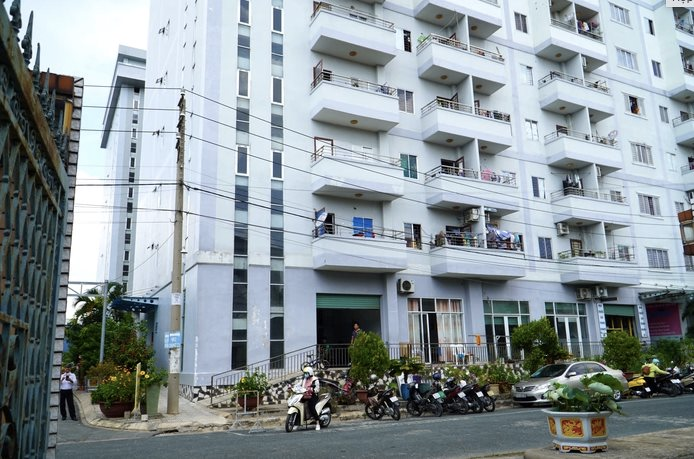 Nhà ở xã hội vẫn xa “tầm với” của người thu nhập thấp- Ảnh 1. Nhà ở xã hội vẫn xa “tầm với” của người thu nhập thấp- Ảnh 1.
