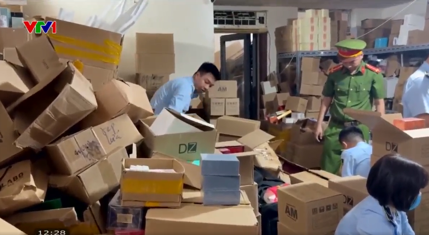 Phát hiện kho hàng nghi giả nước hoa LV, Lelabo giữa phố cổ Hà Nội- Ảnh 3. Phát hiện kho hàng nghi giả nước hoa LV, Lelabo giữa phố cổ Hà Nội- Ảnh 3.