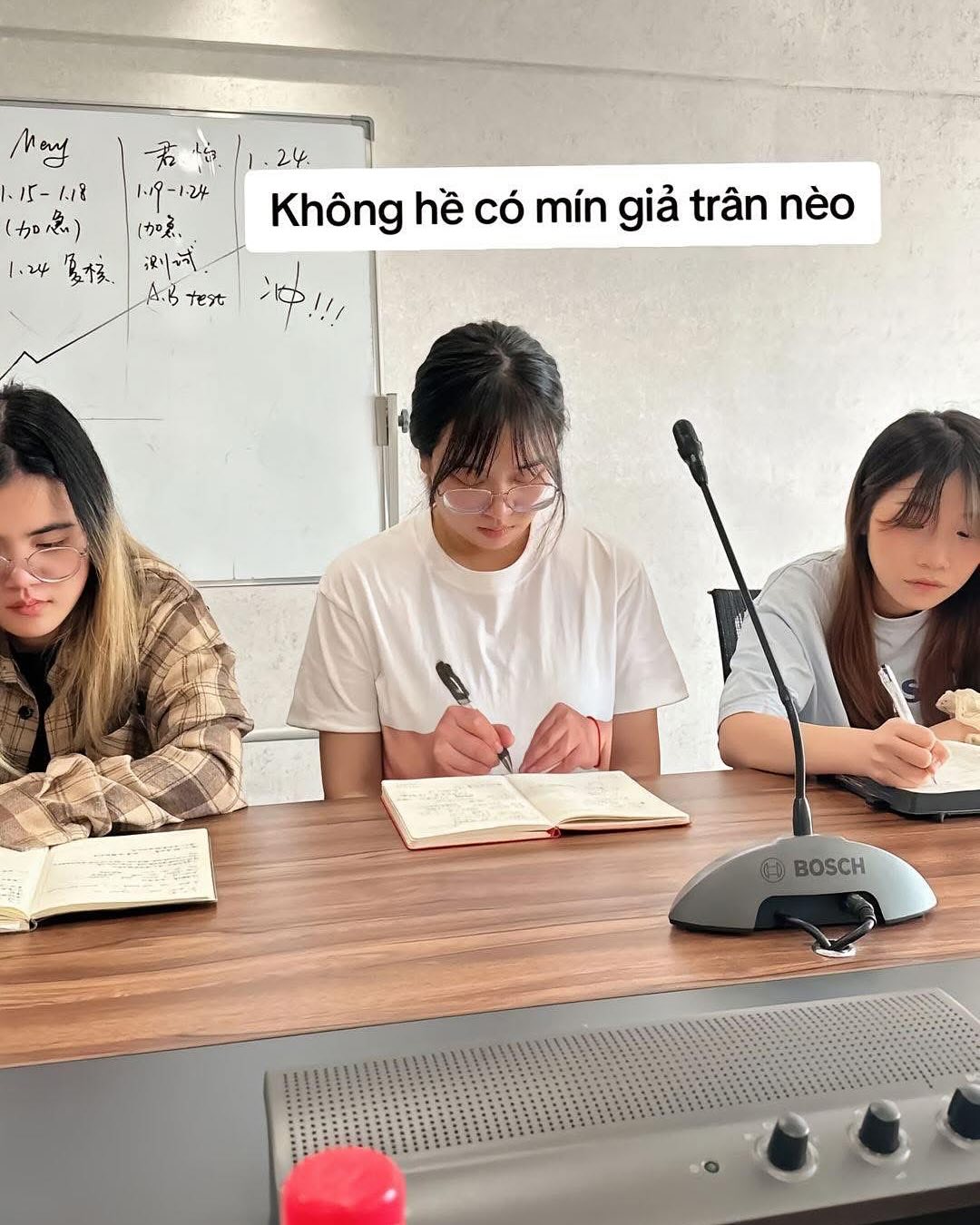 Cảnh tượng nữ sinh ngồi chăm chú viết bài: Nhìn qua tưởng bình thường, cho đến khi "dừng khoảng chừng 3 giây"- Ảnh 3. Cảnh tượng nữ sinh ngồi chăm chú viết bài: Nhìn qua tưởng bình thường, cho đến khi "dừng khoảng chừng 3 giây"- Ảnh 3.