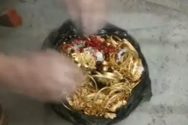 Tịch thu số vàng trị giá 5,7 tỷ đồng giấu trong tường của 1 tòa chung cư- Ảnh 2. Tịch thu số vàng trị giá 5,7 tỷ đồng giấu trong tường của 1 tòa chung cư- Ảnh 2.