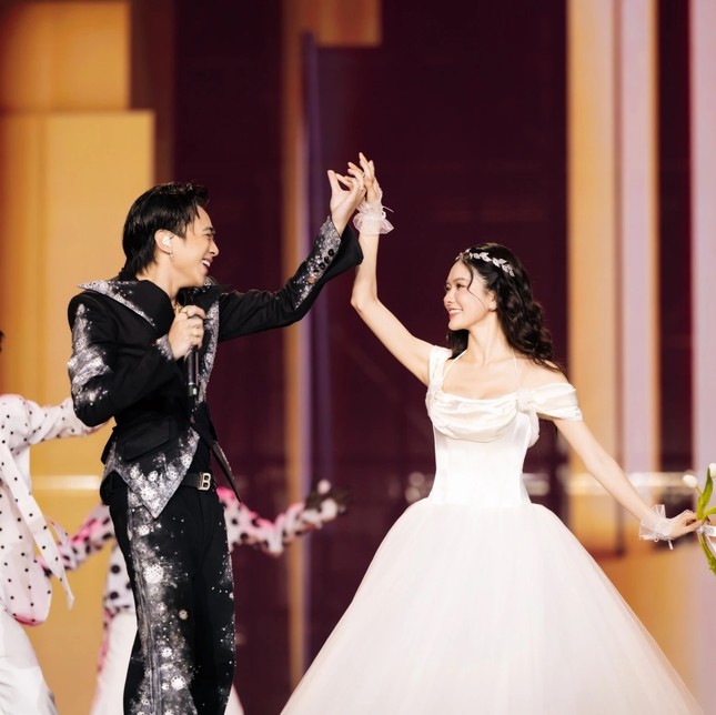Nàng thơ nhảy cùng Soobin được dân mạng khen ‘khí chất công chúa’ là ai?- Ảnh 1. Nàng thơ nhảy cùng Soobin được dân mạng khen ‘khí chất công chúa’ là ai?- Ảnh 1.