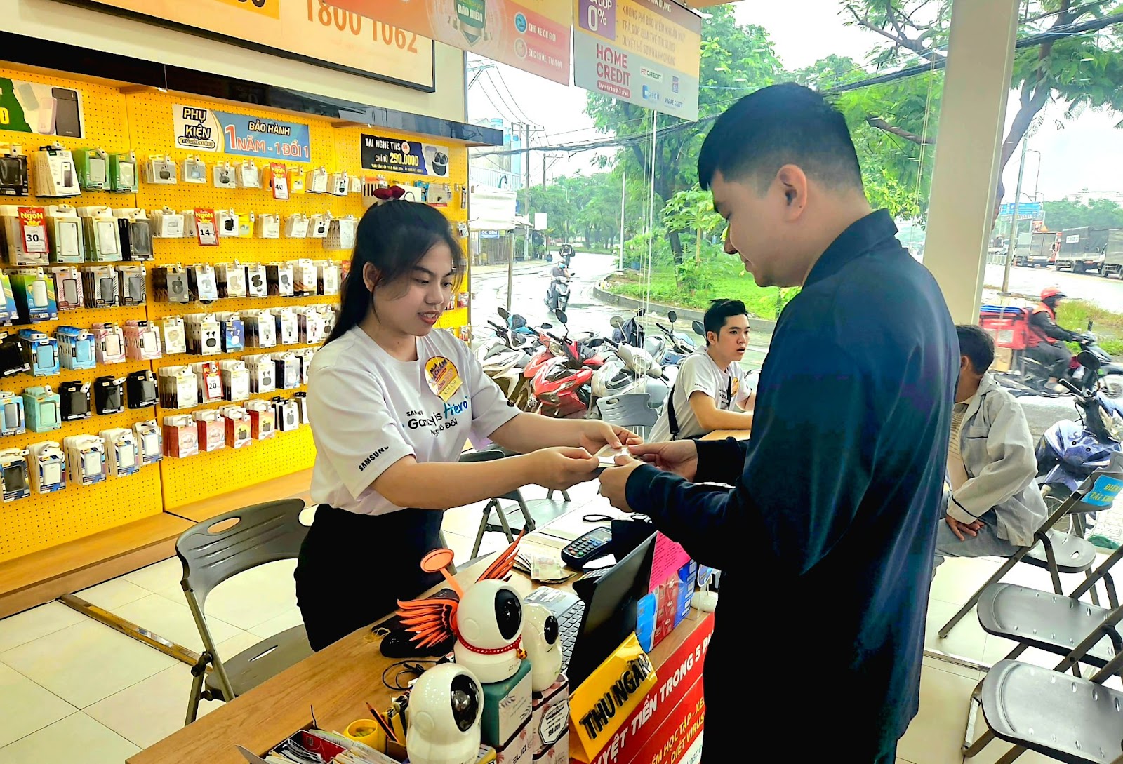 Nhiều chuỗi khác bắt đầu tham chiến mảng nạp - rút - chuyển tiền ngân hàng, Thế Giới Di Động có lo ngại?- Ảnh 3. Nhiều chuỗi khác bắt đầu tham chiến mảng nạp - rút - chuyển tiền ngân hàng, Thế Giới Di Động có lo ngại?- Ảnh 3.