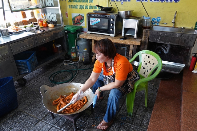 Bà chủ tiệm heo quay ở TP.HCM sở hữu 5 căn nhà, 4 miếng đất: "Đến giờ cũng không nhớ hết đất mình có ở những đâu"- Ảnh 6. Bà chủ tiệm heo quay ở TP.HCM sở hữu 5 căn nhà, 4 miếng đất: "Đến giờ cũng không nhớ hết đất mình có ở những đâu"- Ảnh 6.