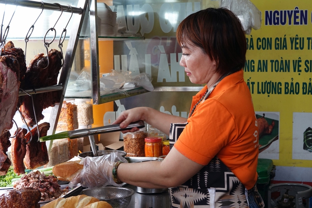 Bà chủ tiệm heo quay ở TP.HCM sở hữu 5 căn nhà, 4 miếng đất: "Đến giờ cũng không nhớ hết đất mình có ở những đâu"- Ảnh 3. Bà chủ tiệm heo quay ở TP.HCM sở hữu 5 căn nhà, 4 miếng đất: "Đến giờ cũng không nhớ hết đất mình có ở những đâu"- Ảnh 3.