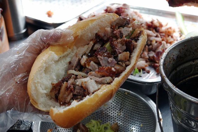Bà chủ tiệm heo quay ở TP.HCM sở hữu 5 căn nhà, 4 miếng đất: "Đến giờ cũng không nhớ hết đất mình có ở những đâu"- Ảnh 5. Bà chủ tiệm heo quay ở TP.HCM sở hữu 5 căn nhà, 4 miếng đất: "Đến giờ cũng không nhớ hết đất mình có ở những đâu"- Ảnh 5.