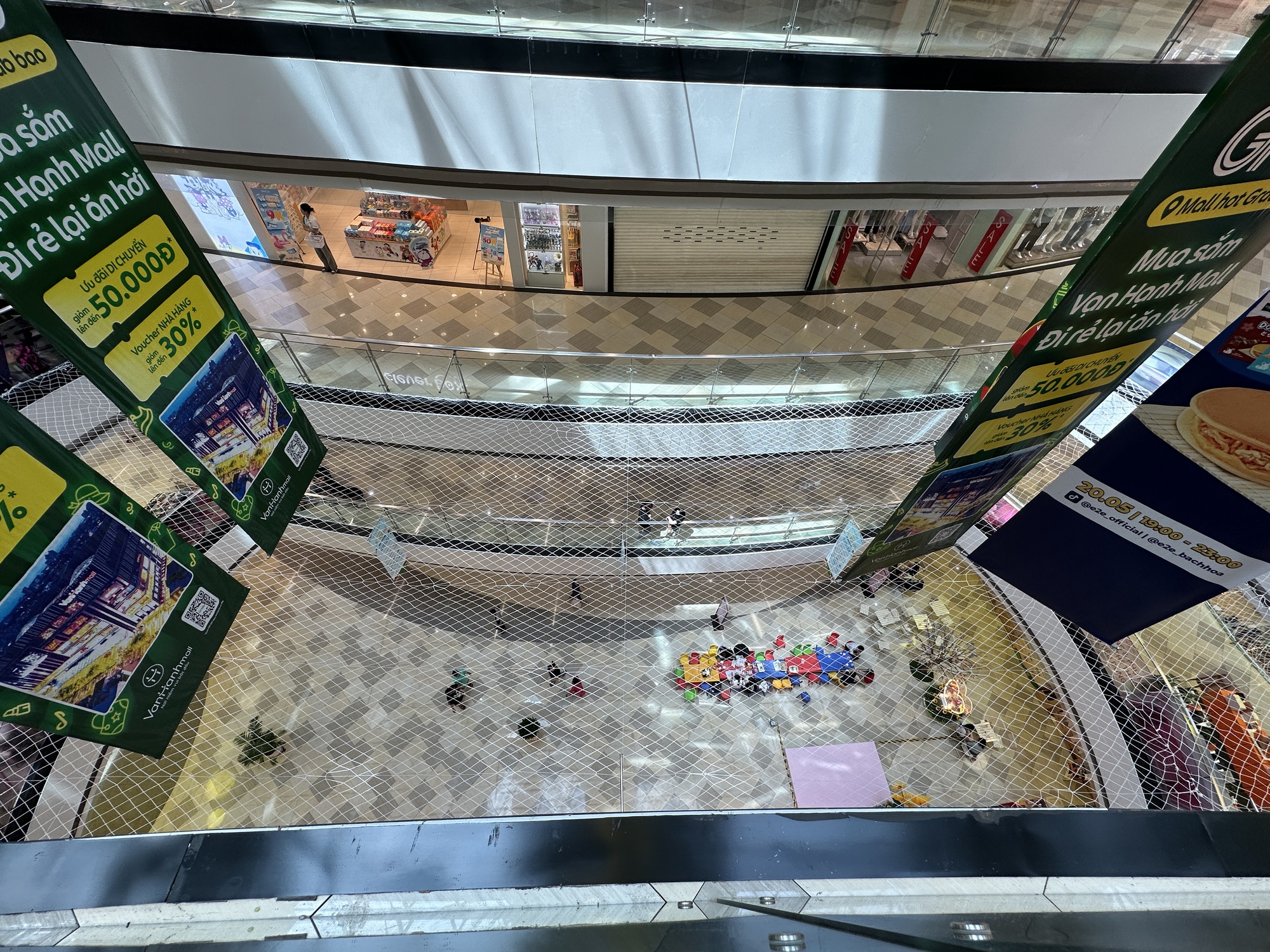 Phát hiện chi tiết ở tấm lưới tại Vạn Hạnh Mall mà ít ai nhắc đến- Ảnh 1. Phát hiện chi tiết ở tấm lưới tại Vạn Hạnh Mall mà ít ai nhắc đến- Ảnh 1.