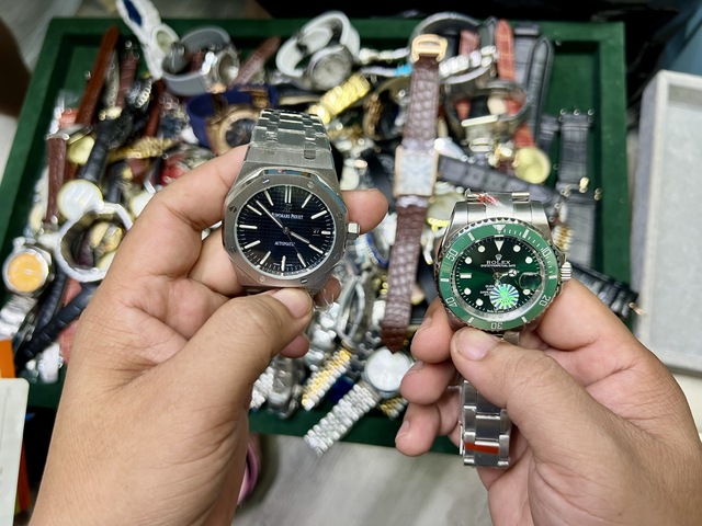 Đột kích Saigon Square: Phát hiện hàng nghìn sản phẩm “nhái” Rolex, Gucci, Hermès…, cả loạt gian hàng đóng sập cửa tránh kiểm tra- Ảnh 7. Đột kích Saigon Square: Phát hiện hàng nghìn sản phẩm “nhái” Rolex, Gucci, Hermès…, cả loạt gian hàng đóng sập cửa tránh kiểm tra- Ảnh 7.