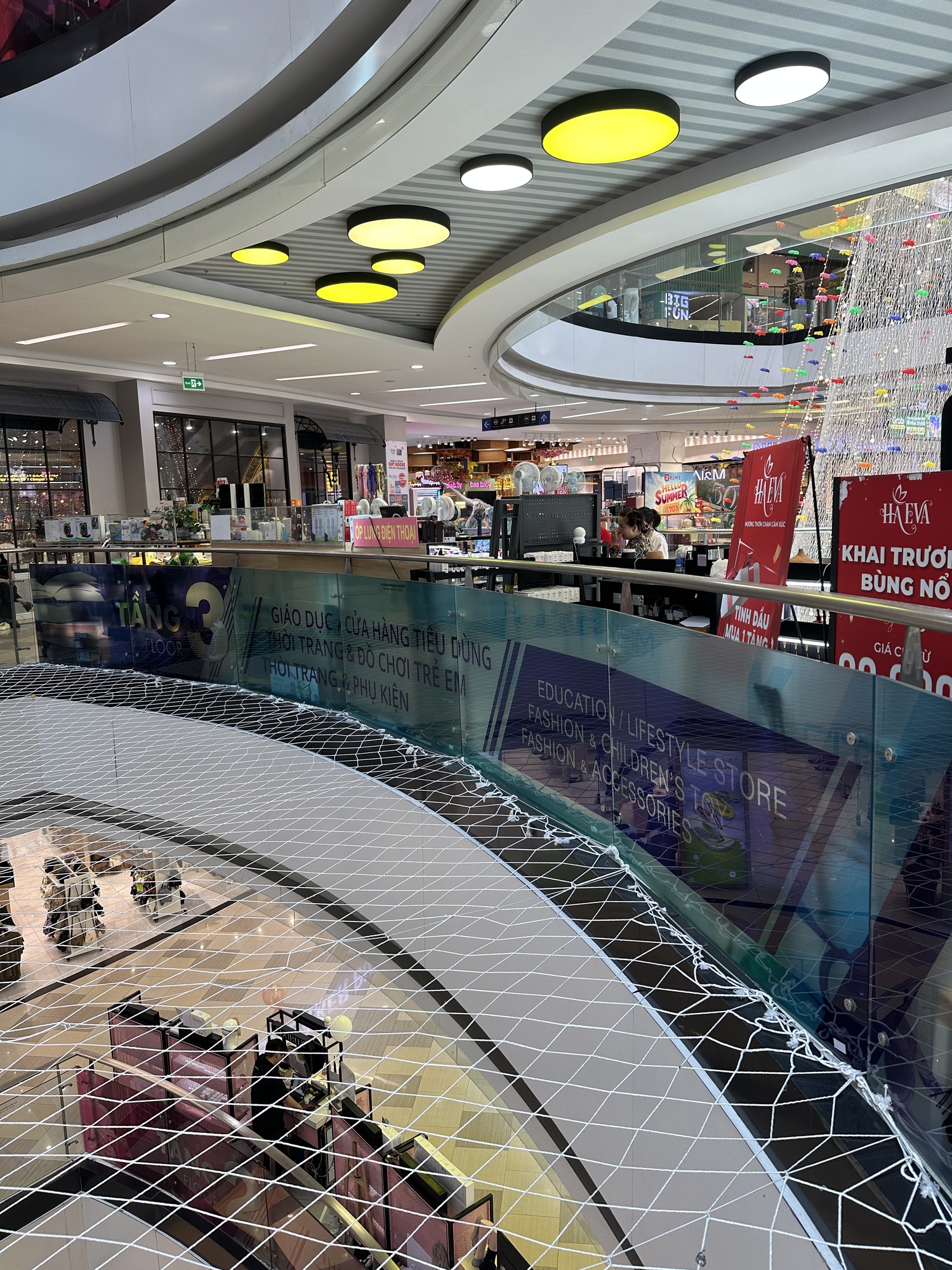 Phát hiện chi tiết ở tấm lưới tại Vạn Hạnh Mall mà ít ai nhắc đến- Ảnh 2. Phát hiện chi tiết ở tấm lưới tại Vạn Hạnh Mall mà ít ai nhắc đến- Ảnh 2.