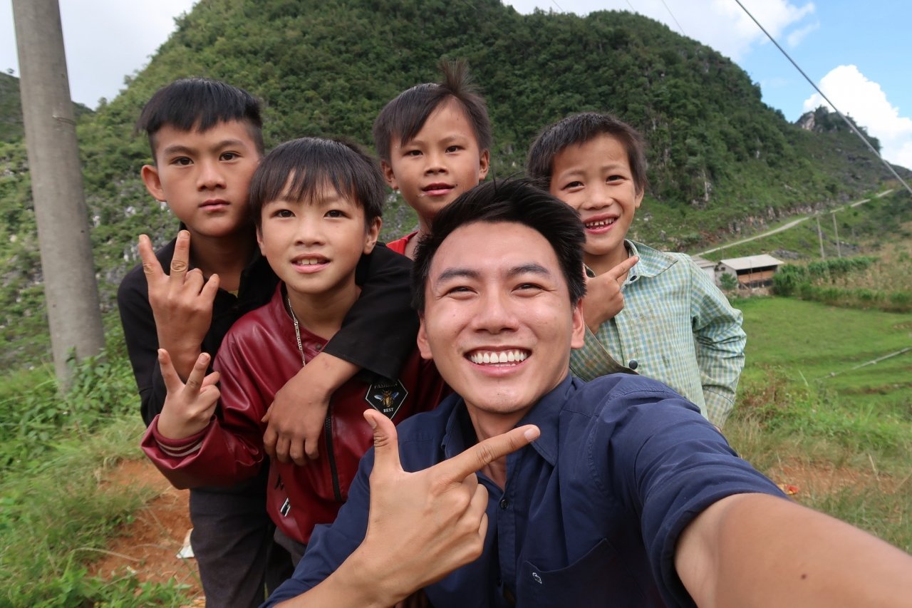 Hơn 2 triệu người theo dõi, được coi là youtuber “sạch sẽ” nhất MXH Việt Nam: Học cách Khoai Lang Thang xây dựng thương hiệu cá nhân giữa thế giới mạng hỗn loạn- Ảnh 1. Hơn 2 triệu người theo dõi, được coi là youtuber “sạch sẽ” nhất MXH Việt Nam: Học cách Khoai Lang Thang xây dựng thương hiệu cá nhân giữa thế giới mạng hỗn loạn- Ảnh 1.