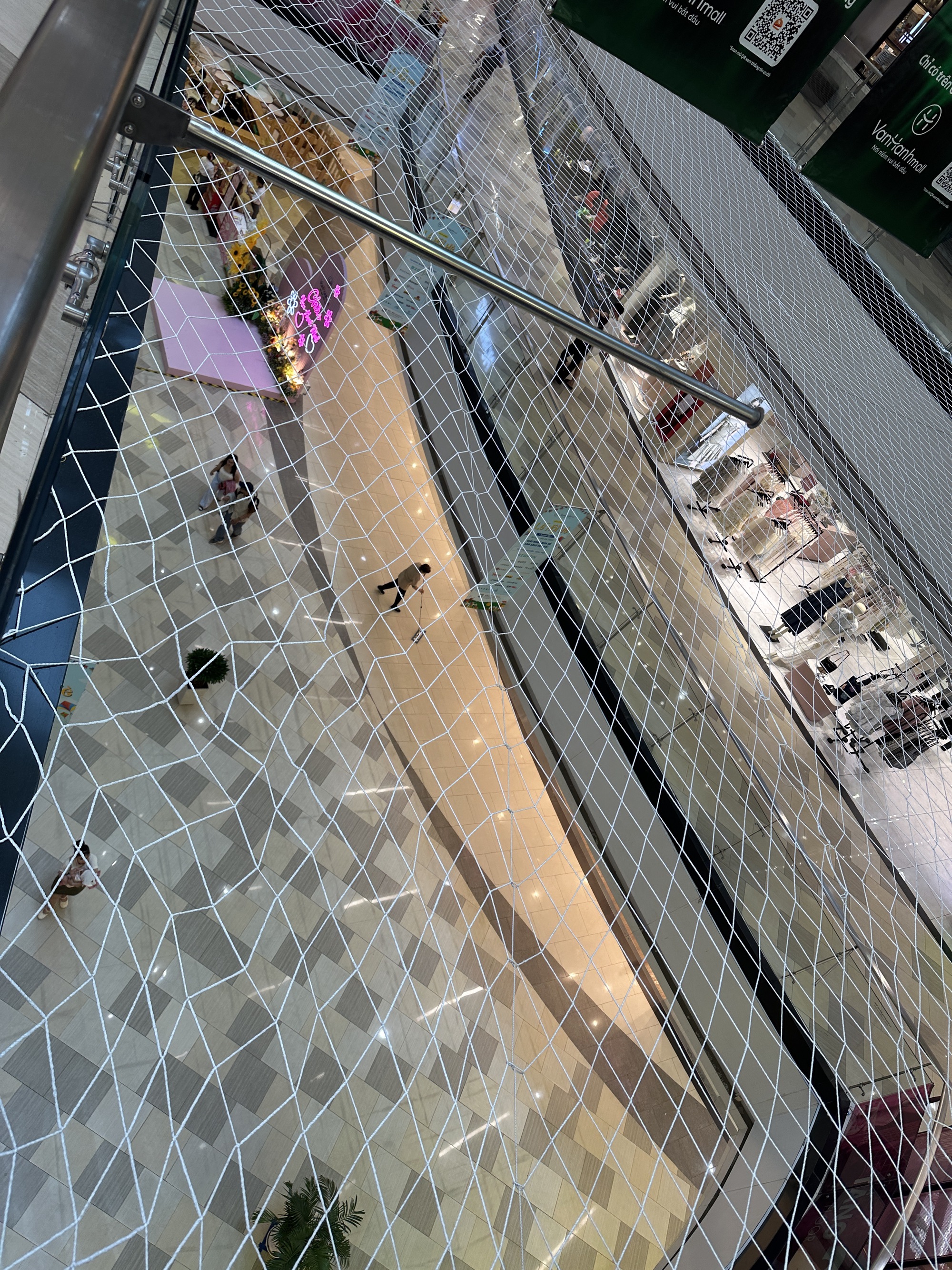 Phát hiện chi tiết ở tấm lưới tại Vạn Hạnh Mall mà ít ai nhắc đến- Ảnh 3. Phát hiện chi tiết ở tấm lưới tại Vạn Hạnh Mall mà ít ai nhắc đến- Ảnh 3.