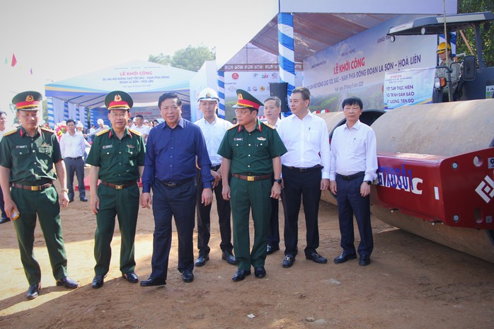 Khởi công dự án mở rộng cao tốc La Sơn – Hòa Liên, tổng vốn đầu tư hơn 3.000 tỉ đồng- Ảnh 3. Khởi công dự án mở rộng cao tốc La Sơn – Hòa Liên, tổng vốn đầu tư hơn 3.000 tỉ đồng- Ảnh 3.