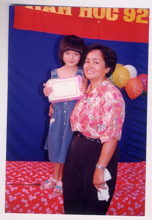 Bé gái trong bức ảnh gây sốt: Là sao Việt đình đám, học giỏi nhưng qua 3 trường mới tốt nghiệp cấp 3, giờ làm dâu hào môn- Ảnh 1. Bé gái trong bức ảnh gây sốt: Là sao Việt đình đám, học giỏi nhưng qua 3 trường mới tốt nghiệp cấp 3, giờ làm dâu hào môn- Ảnh 1.