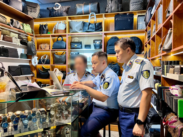 Đột kích Saigon Square: Phát hiện hàng nghìn sản phẩm “nhái” Rolex, Gucci, Hermès…, cả loạt gian hàng đóng sập cửa tránh kiểm tra- Ảnh 1. Đột kích Saigon Square: Phát hiện hàng nghìn sản phẩm “nhái” Rolex, Gucci, Hermès…, cả loạt gian hàng đóng sập cửa tránh kiểm tra- Ảnh 1.