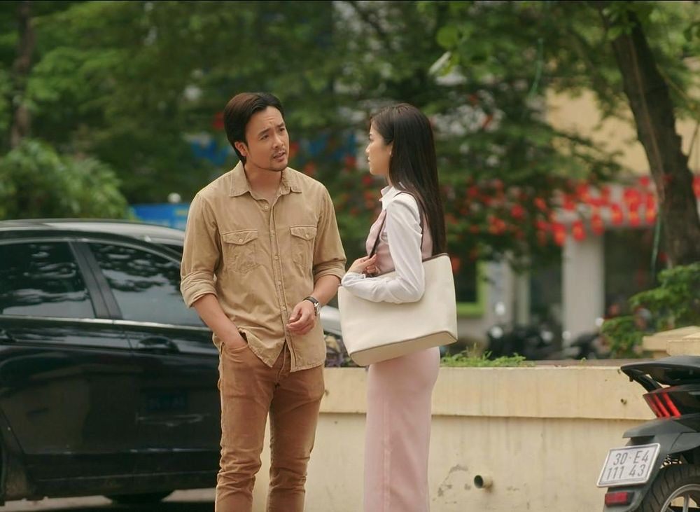 Bắt trọn cảnh cặp đôi Vbiz mới cưới cãi nhau giữa đường, biểu cảm nhà gái cực gắt như "sắp toang" tới nơi- Ảnh 3. Bắt trọn cảnh cặp đôi Vbiz mới cưới cãi nhau giữa đường, biểu cảm nhà gái cực gắt như "sắp toang" tới nơi- Ảnh 3.