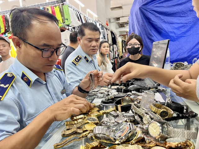 Đột kích Saigon Square: Phát hiện hàng nghìn sản phẩm “nhái” Rolex, Gucci, Hermès…, cả loạt gian hàng đóng sập cửa tránh kiểm tra- Ảnh 9. Đột kích Saigon Square: Phát hiện hàng nghìn sản phẩm “nhái” Rolex, Gucci, Hermès…, cả loạt gian hàng đóng sập cửa tránh kiểm tra- Ảnh 9.